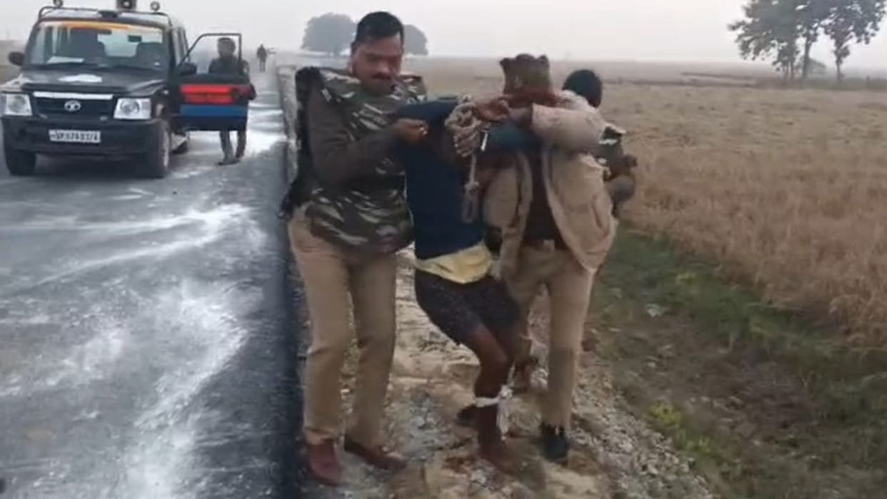 Chandauli police encountered and arrested criminal running away after snatching pistol in Chandauli