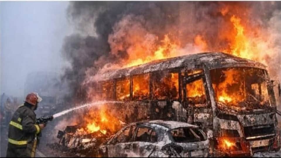 Mathura accident on expressway People groaning in pain eyes searching for their loved ones