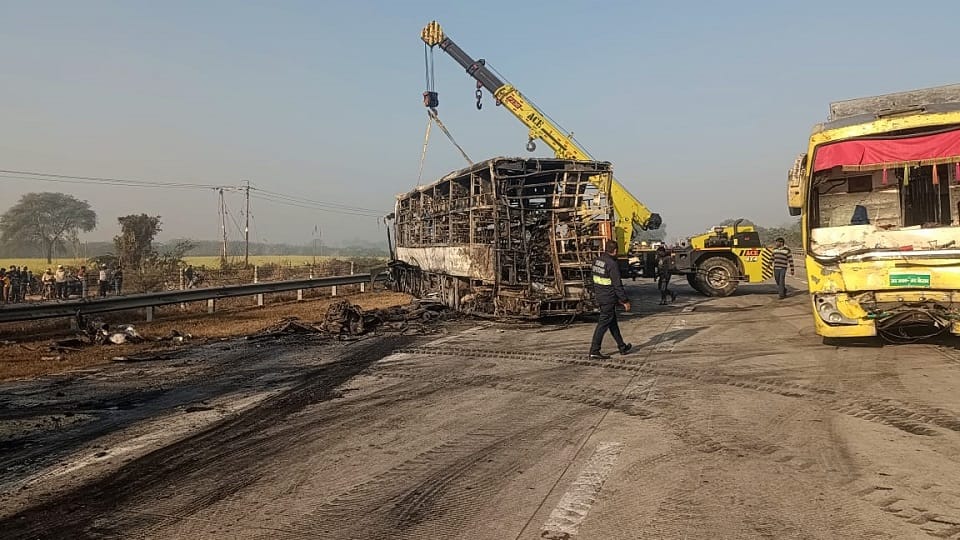 Yamuna Expressway Accident:रूह कंपा देने वाला मंजर...जली गाड़ियां, अधजली  लाशें और बसों में से निकले नर कंकाल - Yamuna Expressway Accident:  passengers Burnt Alive And Make Skeletons ...