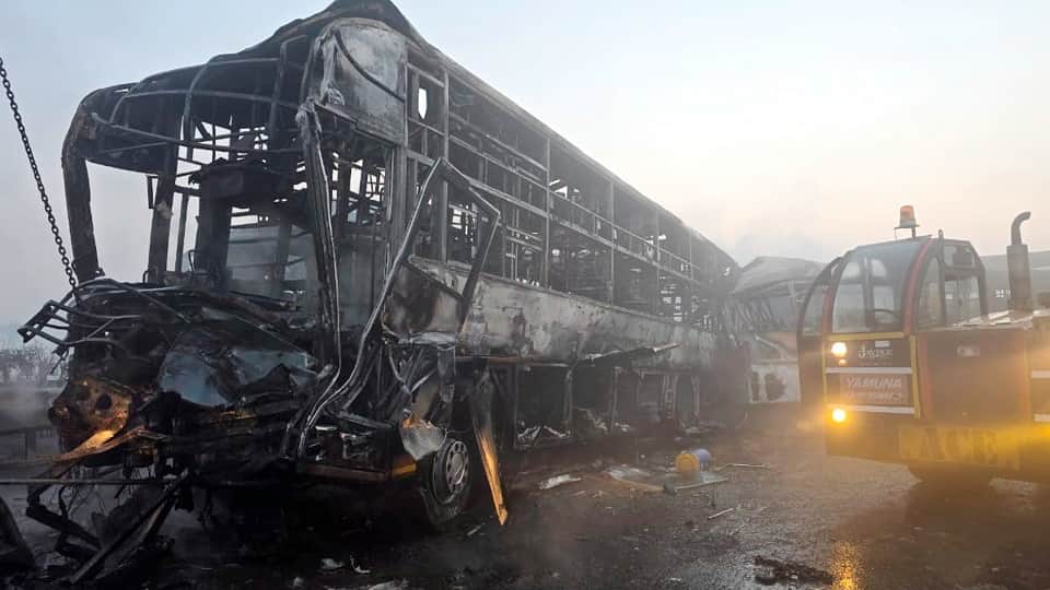 Mathura Accident on expressway 20 foot tall trees were scorched fragrant flower beds were burnt