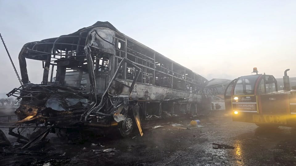 mathura horrific accident at yamuna expressway four passengers burnt alive  Dead 25 injured