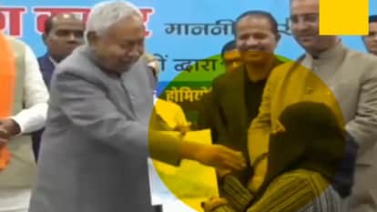 Controversy over pulling a woman's hijab when Bihar CM Nitish Kumar strange behavior