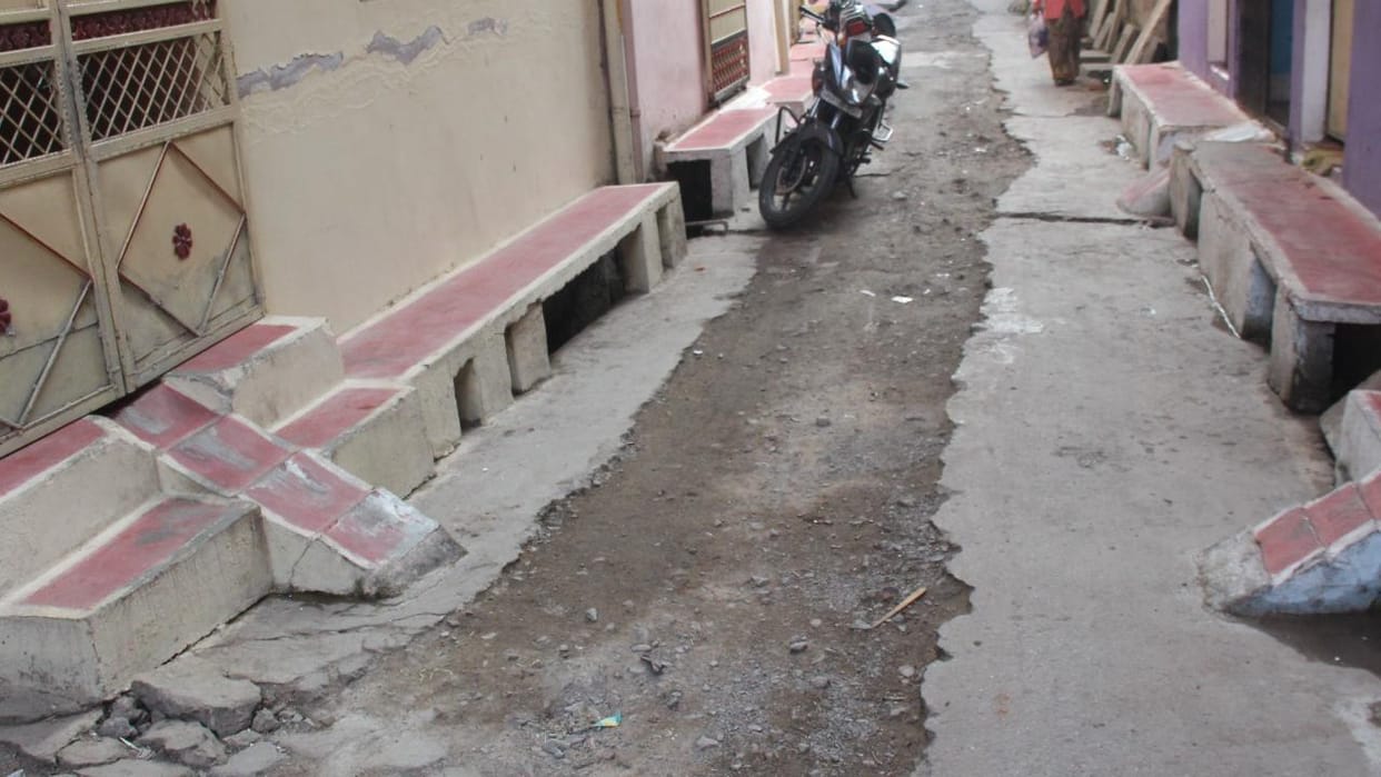 Jhansi: Municipal Corporation Ward 40... pipeline laid but no water, roads dug up
