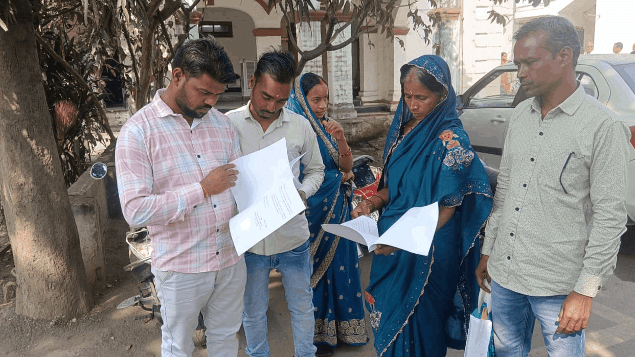 young man body found hanging in Raigarh and family filed complaint with SP