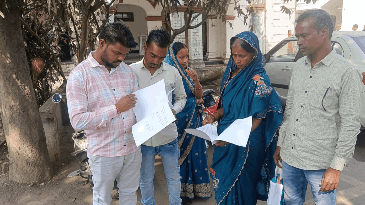 परिजनों ने एसपी को सौंपी शिकायत