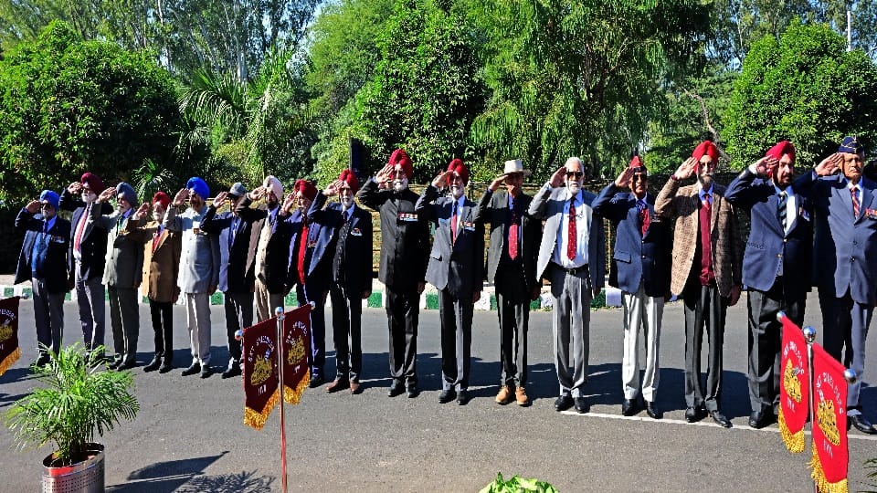 1971 vijay diwas 20 friends paid tribute to Param Vir Chakra recipient Second Lieutenant Arun Khetarpal