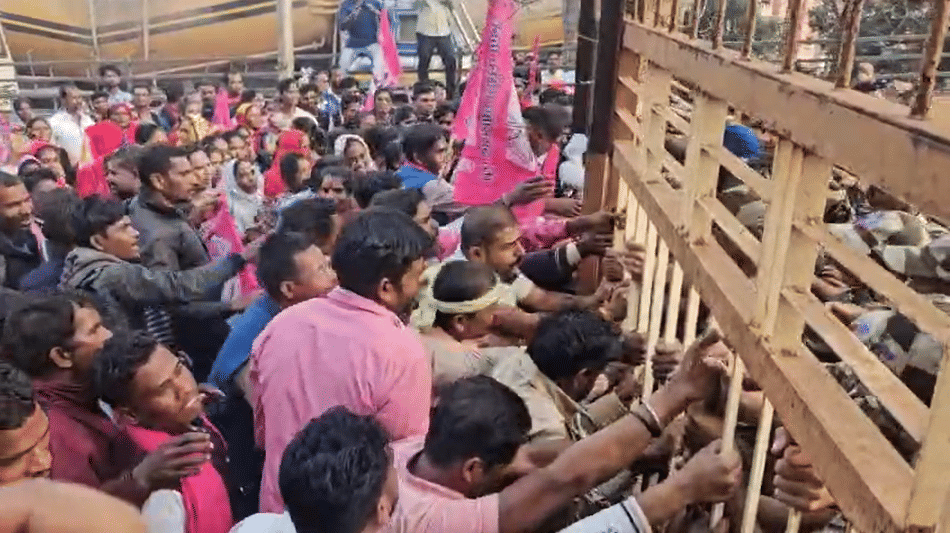 प्रदर्शन करते कार्यकर्ता