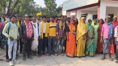 protest of farmers at SDM office demanding forest rights certificate in Korba