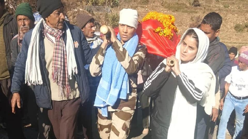 पिता की अर्थी को कंधा देकर अंतिम संस्कार के लिए ले जाती बेटियां।