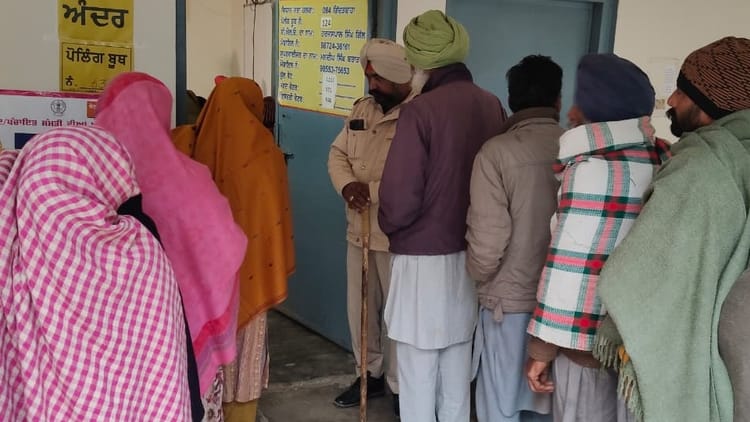 जिला परिषद-ब्लाक समिति चुनाव:गिद्दड़बाहा के गांव बबानियां और मधीर में मतदान जारी, घनी धुंध में भी लगी लाइनें – District Council Block Committee Elections Voting In Babania And Madhir Villages Of Giddarbaha