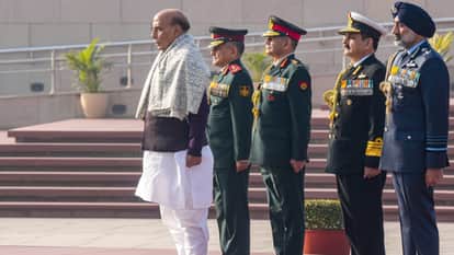 Vijay Diwas Defence Minister pays tribute to the heroes of the 1971 war, participates in wreath-laying