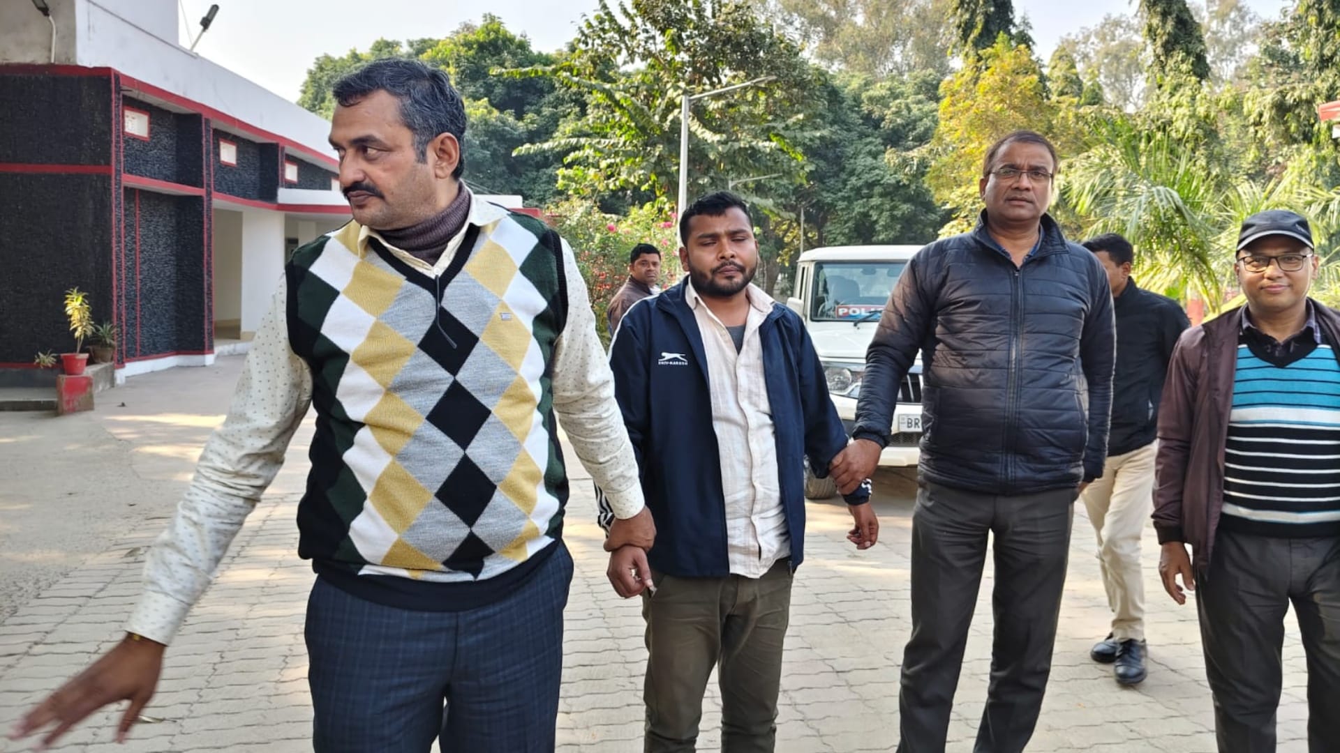 निगरानी टीम की गिरफ्त में आरोपी राजस्व कर्मचारी