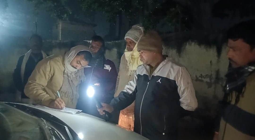 सड़क हादसे के बाद मामले से संबंधित लिखा-पढ़ी करती हुई पुलिस टीम।