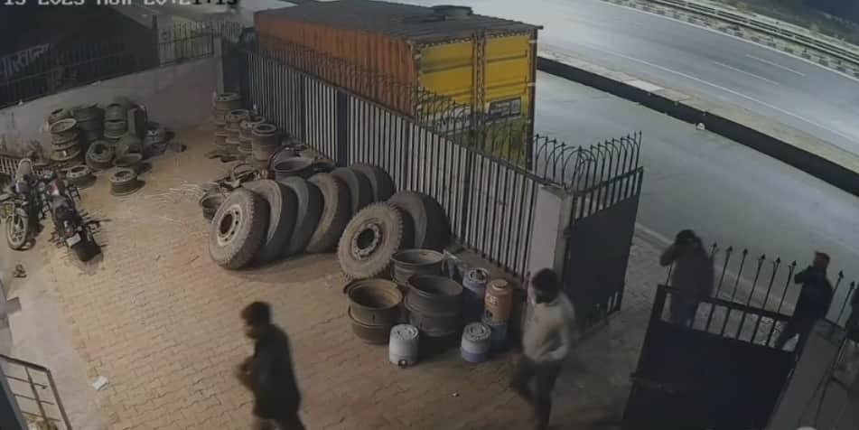 ट्रांसपोर्ट व्यापारी का अपहरण करने के दौरान का सीसीटीवी फुटेज।