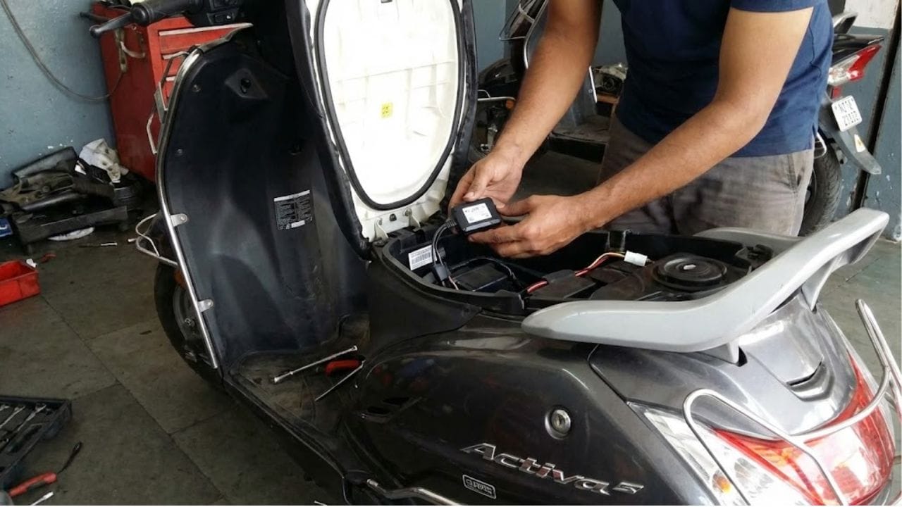 amritsar man catches wife cheating using gps tracker scooter hotel hindi tech news