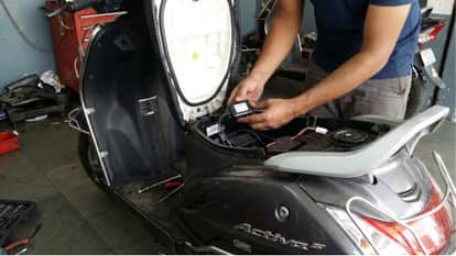 amritsar man catches wife cheating using gps tracker scooter hotel hindi tech news