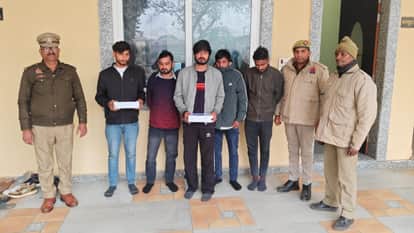 Police raided the flat and arrested call girl with five youth in Bareilly