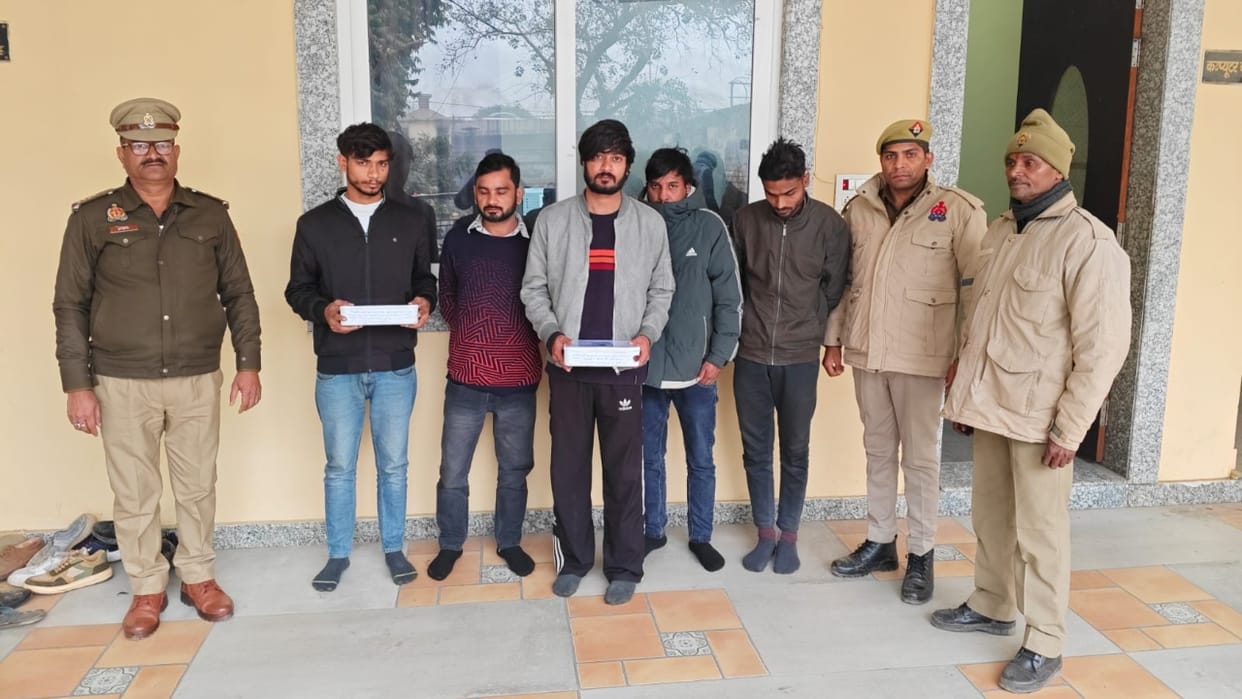 Police raided the flat and arrested call girl with five youth in Bareilly