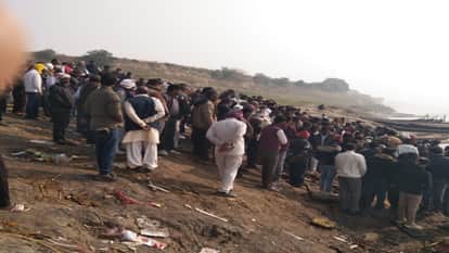 BJP leader who got out of the car and ran away after it caught fire was crushed to death by a vehicle