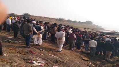 BJP leader who got out of the car and ran away after it caught fire was crushed to death by a vehicle