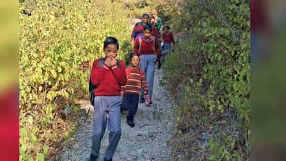 Rudraprayag News bear spotted by children on their way to school in they ran home to safety