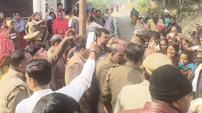 Kanpur: Family blocks Bithoor town road with the body of the young man killed in an accident