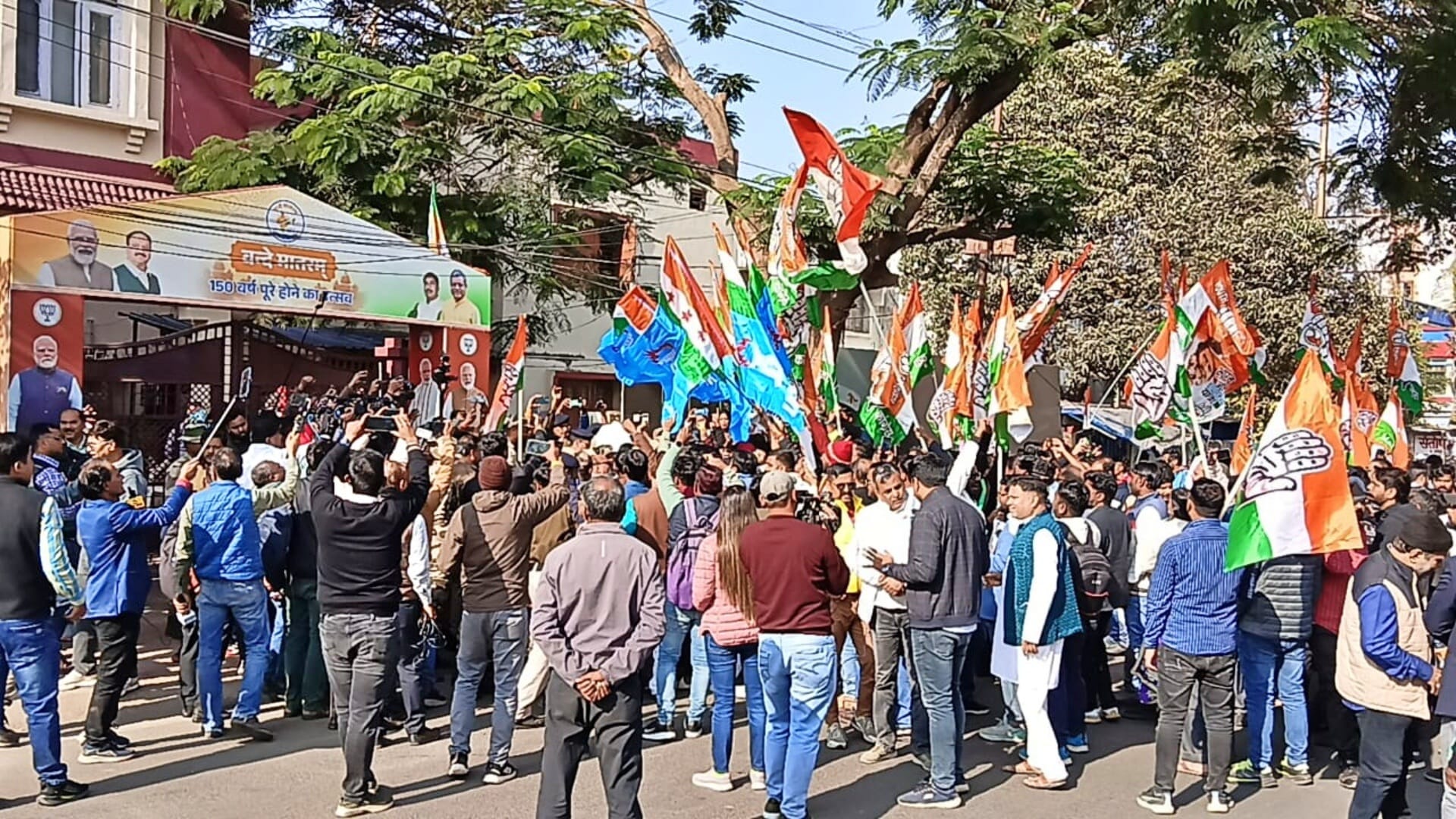 रांची में भाजपा कार्यालय का घेराव करते कांग्रेस कार्यकर्ता