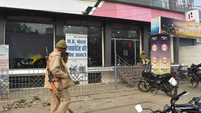 In Gorakhpur, the Income Tax Department team reached Hariom Nagar to conduct an investigation.