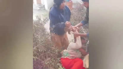 A worm was found in mid-day meal at Khajni Higher Secondary School in Gorakhpur. cook and principal clashed.