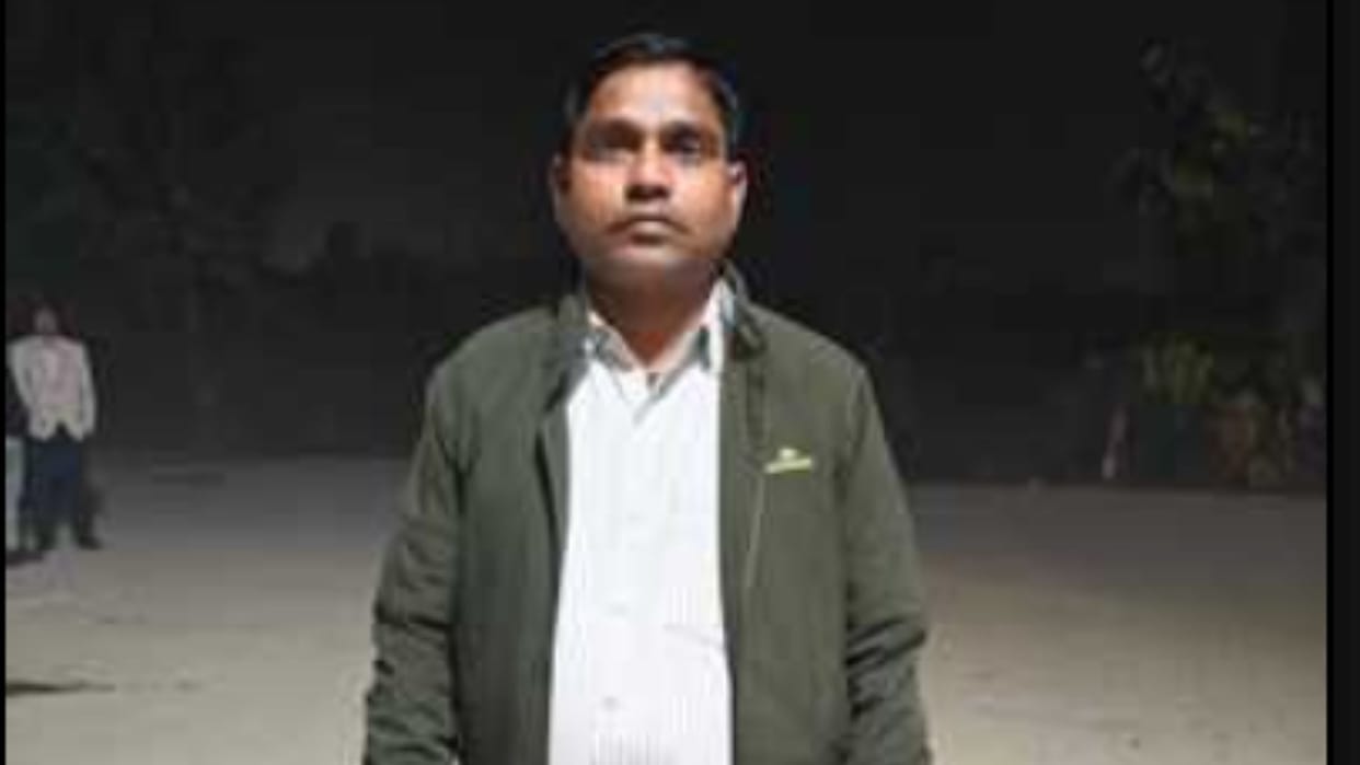 District Manager office clerk caught red-handed accepting bribe of 25,000 rupees and  arrested in varanasi