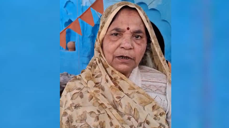 घटना की जानकारी देती महिला