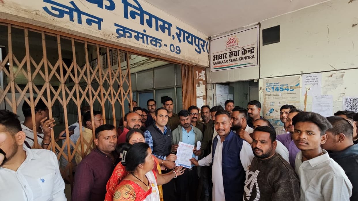Residents of Ward 9 protest demanding basic amenities, blockade Municipal Corporation Zone 9 in Raipur