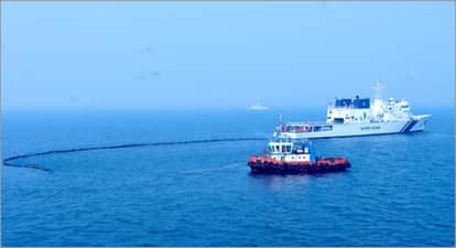 Indian Coast Guard seizes Indian fishing boat for smuggling betel nuts from Bangladesh News In Hindi