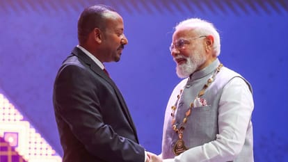 इथियोपिया के पीएम अबी अहमद अली ने पीएम नरेंद्र मोदी को देश के सर्वोच्च सम्मान 'ग्रेट ऑनर निशान ऑफ इथियोपिया' से सम्मानित किया।