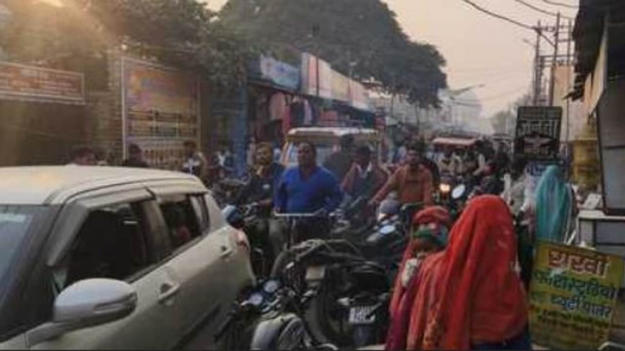 दातागंज कस्बे में लगा जाम