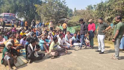 Farmers protested against reducing the limit of paddy purchase said this time paddy was purchased less than th