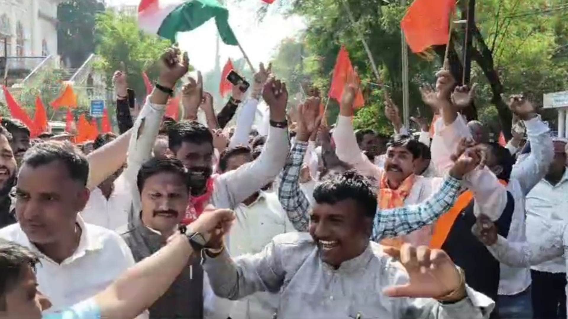 खुशी मानते किसान।