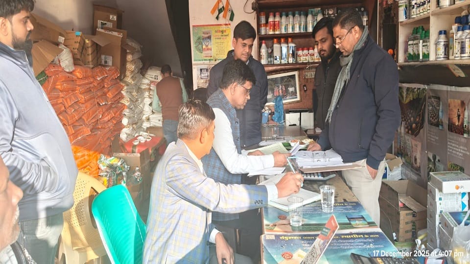 Joint Director conducted inspections at fertilizer shops in Agra
