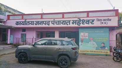 Ward 7 in Maheshwar fell vacant, and the election for Ward 9 was held. two were suspended.