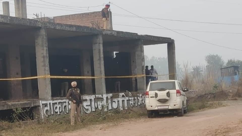 मौके पर मौजूद पुलिस टीम।