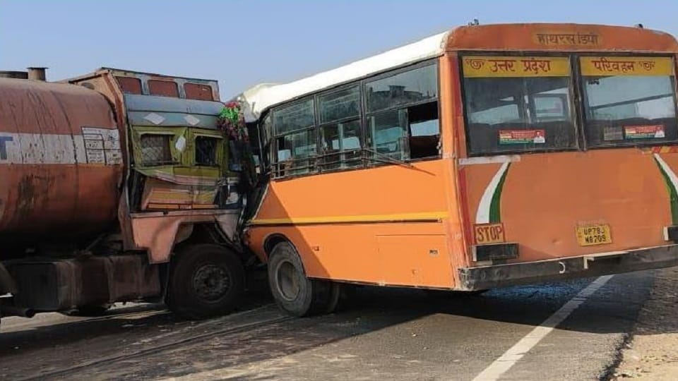 Roadways bus and tanker collide on Mathura-Bareilly road
