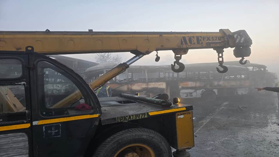 Mathura Accident on expressway 20 foot tall trees were scorched fragrant flower beds were burnt