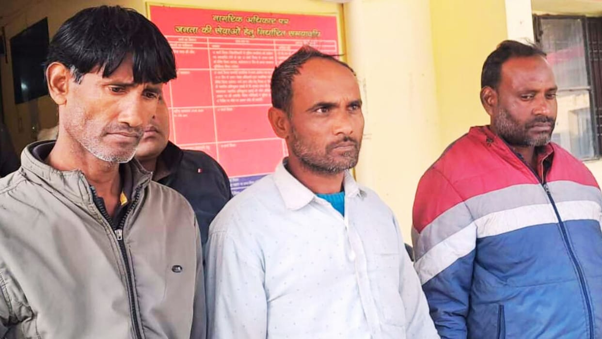 Two arrested for defrauding someone of two lakh rupees by showing  silver coin in chandauli