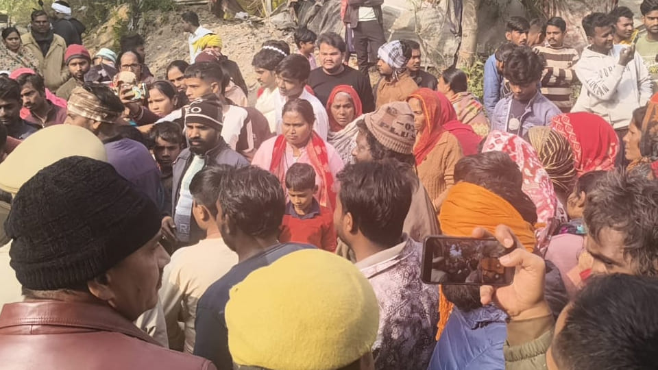 Kanpur: Family blocks Bithoor town road with the body of the young man killed in an accident