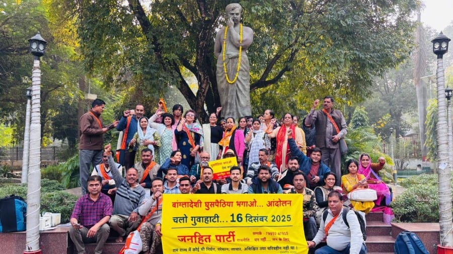 Indore news 60 people from Indore reach Guwahati to protest against Bangladeshi infiltrators with Janhit Party