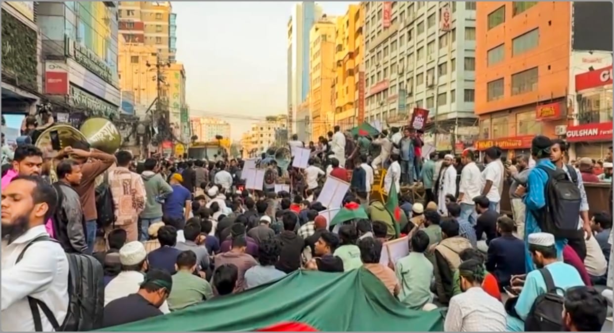 Protesters march towards Indian mission in B'desh capital, police block their march
