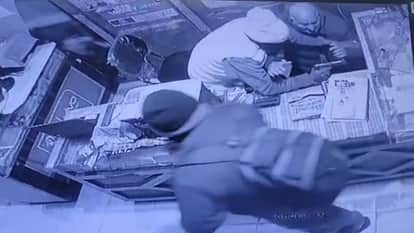 Robbers broke into money exchange shop in Mahilpur looted five lakh rupees at gunpoint