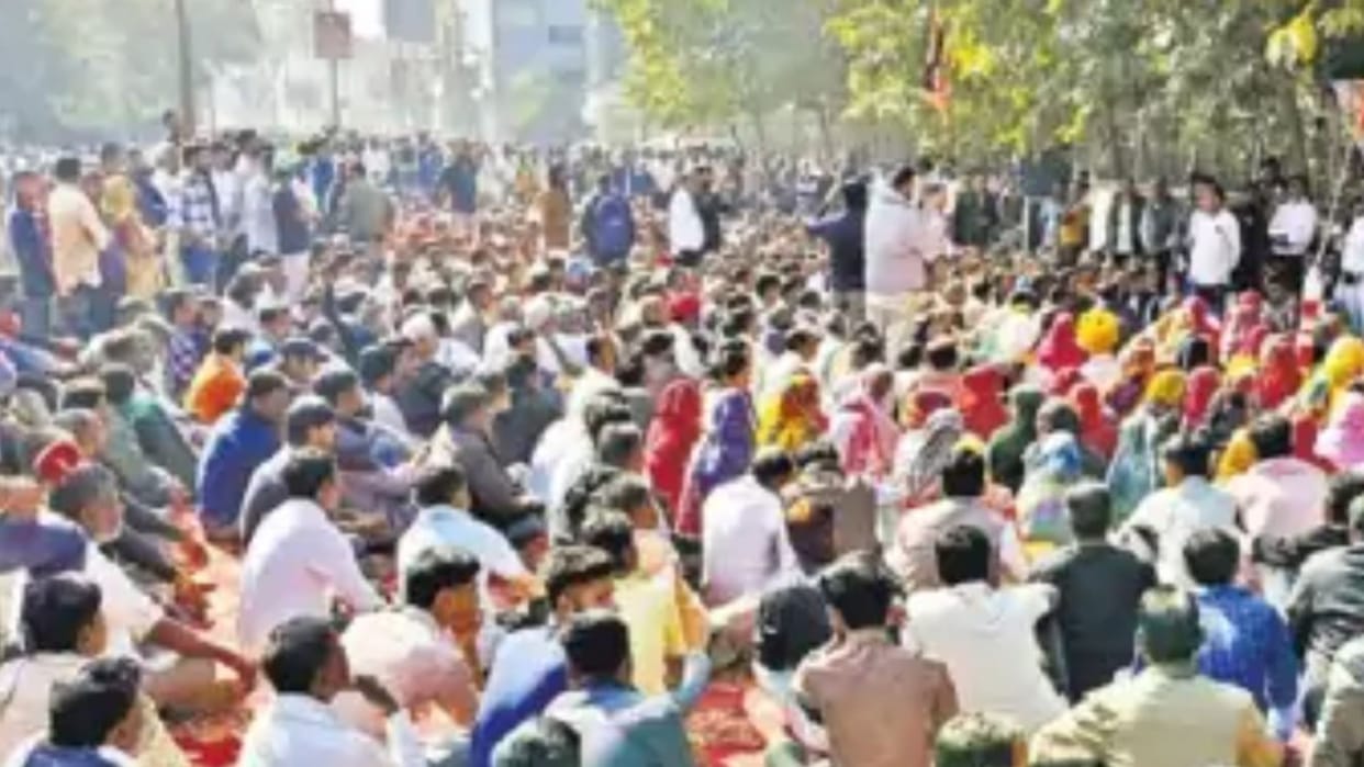 Udaipur News: Villagers from 70 panchayats protest at Collectorate over land pattas demand