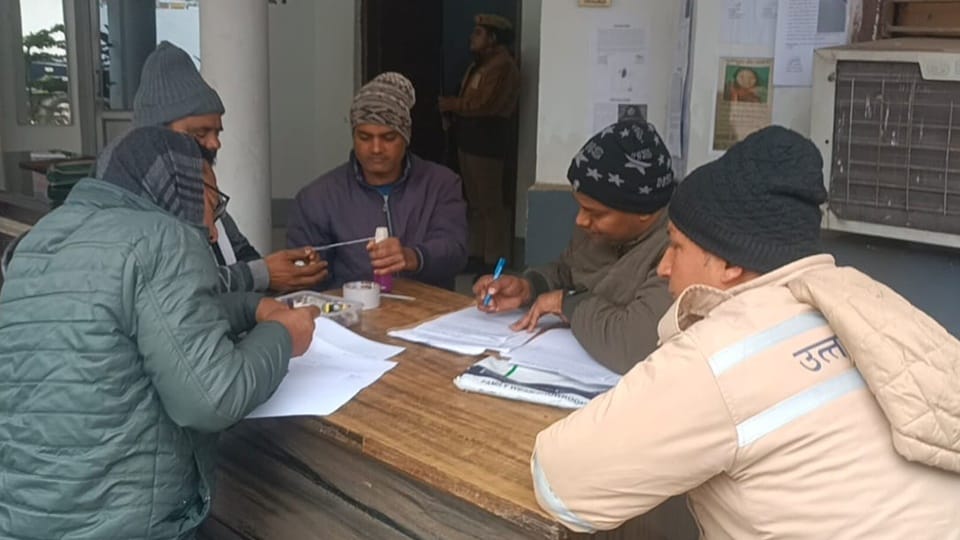 UP: Female revenue officer arrested in Rampur for taking bribe of five thousand rupees from farmer