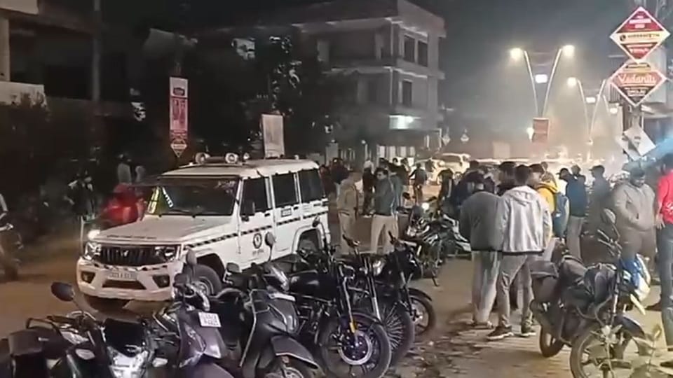Sandwich seller brutally beaten by drug addicts kicked in private part a young man bleeding in Durg